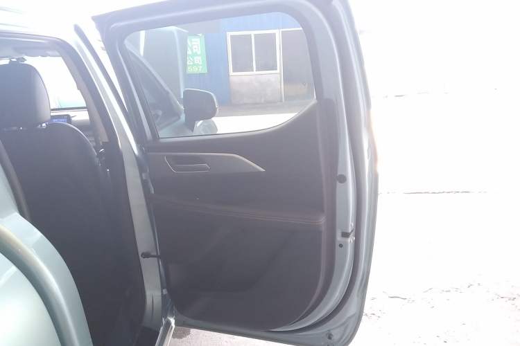 Used Great Wall King Kong Poer 2023 2.0T Automatic Diesel Two-Wheel-Drive Elite Version Flatbed GW4D20M Interior 6