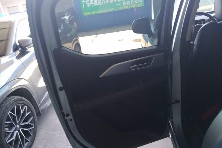 Used Great Wall King Kong Poer 2023 2.0T Automatic Diesel Two-Wheel-Drive Elite Version Flatbed GW4D20M Interior 8