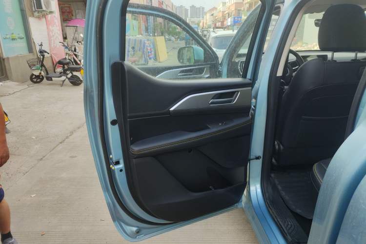 Used Great Wall King Kong Poer 2023 2.0T Automatic Diesel Two-Wheel Drive Elite Version with Long Bed – GW4D20M Left Rear Door Interior