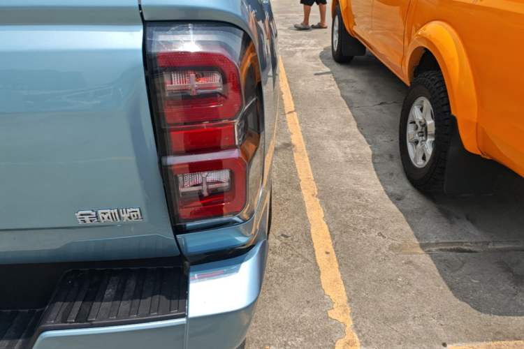 Used Great Wall King Kong Poer 2023 2.0T Automatic Diesel Two-Wheel-Drive Elite Version Flatbed GW4D20M Right Rear Taillight