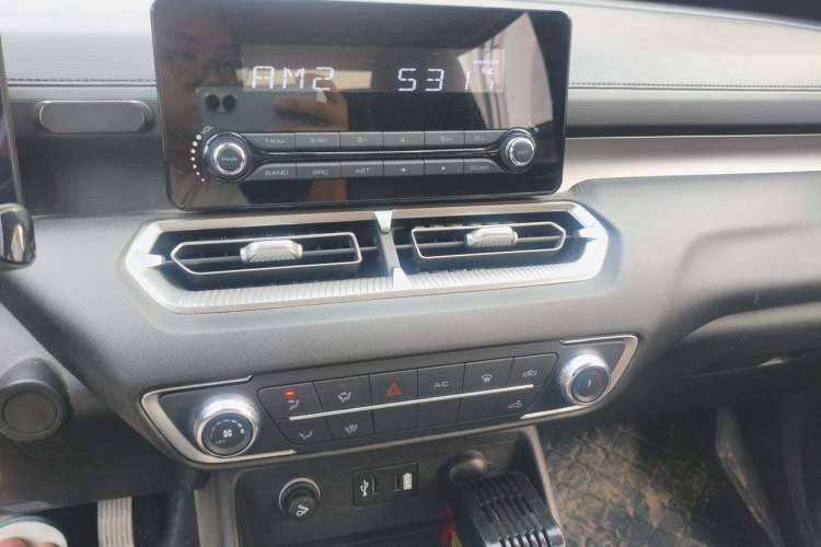 Used Great Wall King Kong Poer 2023 2.0T Automatic Diesel Two-Wheel Drive Elite Version with Long Bed – GW4D20M Audio And AC Panel