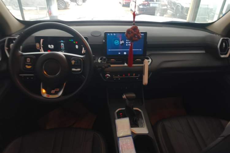 Used Great Wall King Kong Poer 2023 2.0T Automatic Diesel Two-Wheel-Drive Elite Version Flatbed GW4D20M Center Console