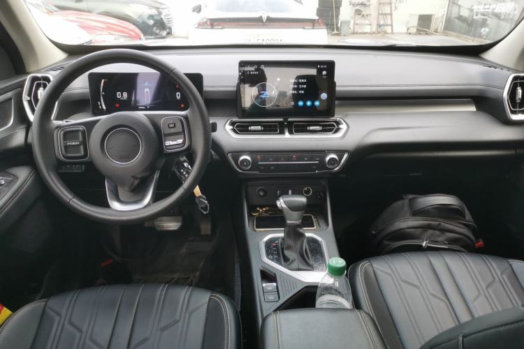 Used Great Wall King Kong Poer 2023 2.0T Automatic Diesel Two-Wheel Drive Elite Version with Long Bed – GW4D20M Center Console