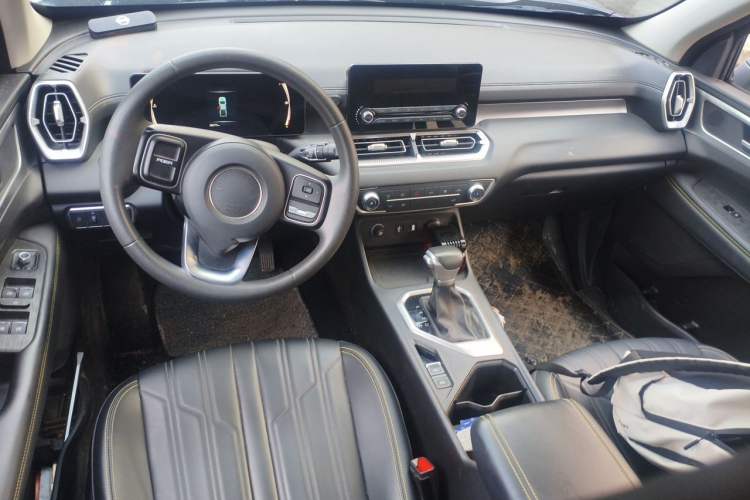 Used Great Wall King Kong Poer 2023 2.0T Automatic Diesel Two-Wheel Drive Elite Version with Long Bed – GW4D20M Center Console