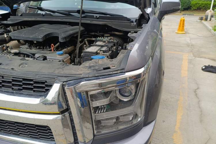 Used Great Wall King Kong Poer 2023 2.0T Automatic Diesel Two-Wheel-Drive Elite Version Flatbed GW4D20M Engine Bay Left