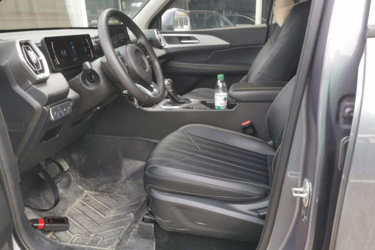 Used Great Wall King Kong Poer 2023 2.0T Automatic Diesel Two-Wheel Drive Elite Version with Long Bed – GW4D20M Left Front Seat