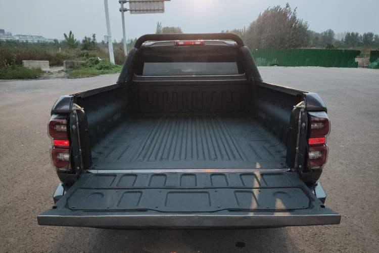 Used Great Wall King Kong Poer 2023 2.0T Automatic Diesel Two-Wheel-Drive Elite Version Flatbed GW4D20M Trunk