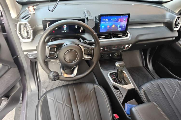 Used Great Wall King Kong Poer 2023 2.0T Automatic Diesel Two-Wheel-Drive Elite Version Flatbed GW4D20M Center Console