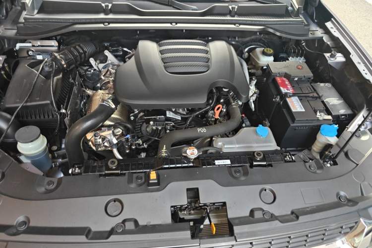 Used Great Wall King Kong Poer 2023 2.0T Automatic Diesel Two-Wheel-Drive Elite Version Flatbed GW4D20M Engine Bay