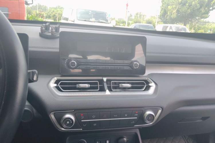 Used Great Wall King Kong Poer 2023 2.0T Manual Gasoline Two-Wheel-Drive Base Version with Long Bed – GW4C20C Audio And AC Panel
