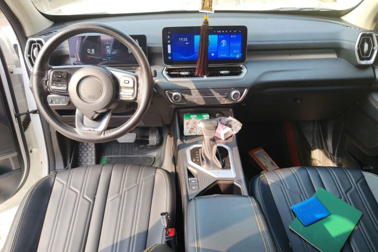 Used Great Wall King Kong Poer 2023 2.0T Automatic Diesel Two-Wheel Drive Elite Version with Long Bed – GW4D20M Center Console