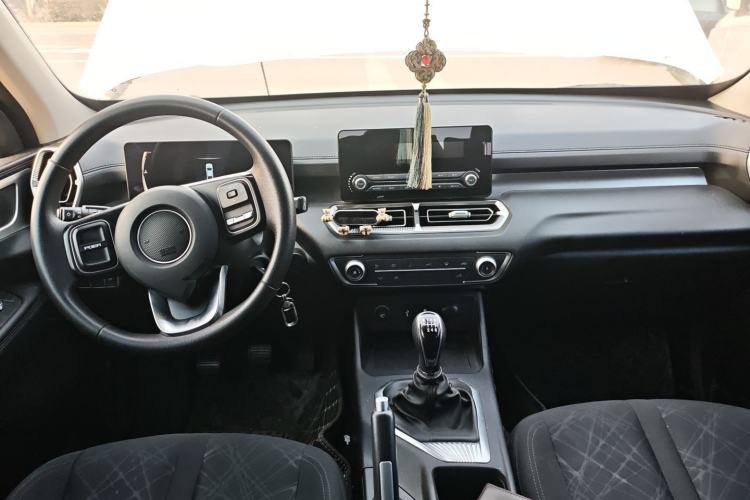 Used Great Wall King Kong Poer 2023 2.0T Manual Diesel Two-Wheel Drive Entrepreneurial Version with Long Flat Bed GW4D20M Center Console