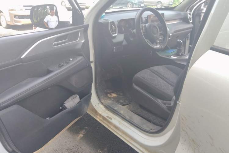Used Great Wall King Kong Poer 2023 2.0T Manual Gasoline Two-Wheel-Drive Base Version with Long Bed – GW4C20C Driver Seat