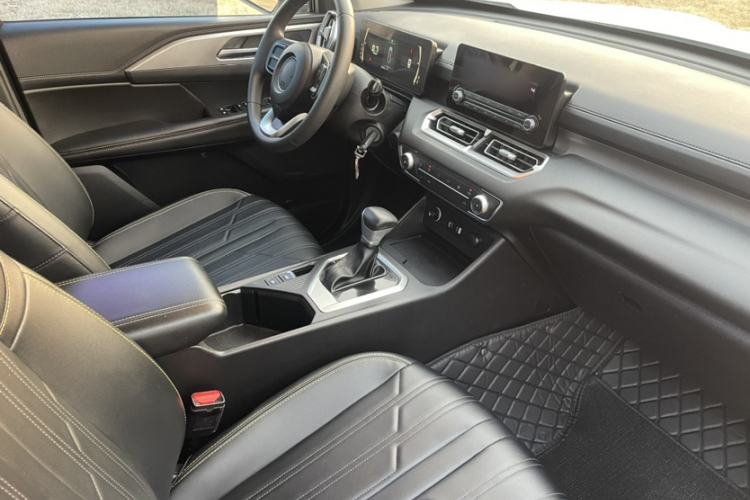 Used Great Wall King Kong Poer 2023 2.0T Automatic Diesel Two-Wheel-Drive Elite Version Flatbed GW4D20M Interior 8