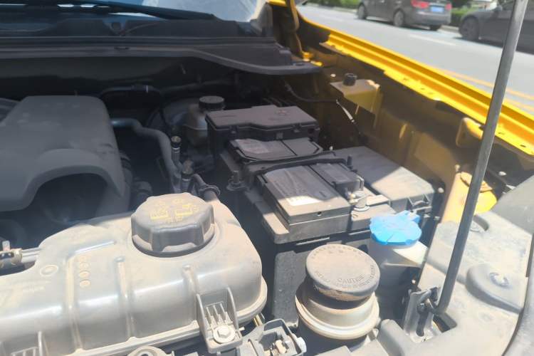 Used Great Wall King Kong Poer 2023 2.0T Manual Gasoline Two-Wheel-Drive Elite Version with Long Bed – GW4C20C Engine Bay Left