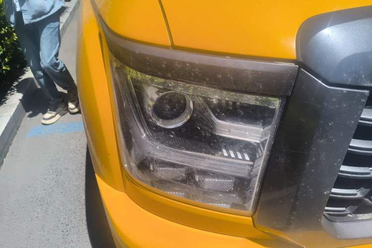 Used Great Wall King Kong Poer 2023 2.0T Manual Gasoline Two-Wheel-Drive Elite Version with Long Bed – GW4C20C Right Front Headlight