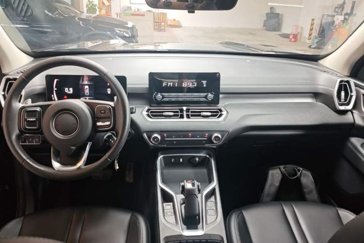 Used Great Wall King Kong Poer 2024 2.0T Automatic 8AT Diesel Two-Wheel Drive Elite Version with Extended Cabin Center Console