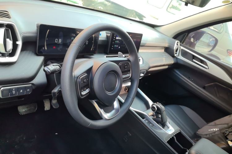 Used Great Wall King Kong Poer 2024 2.0T Automatic 8AT Diesel Two-Wheel-Drive Navigation Edition Flatbed Center Console