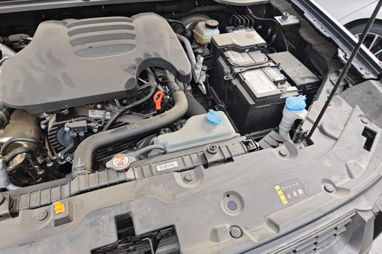 Used Great Wall King Kong Poer 2024 2.0T Automatic 8AT Diesel Two-Wheel-Drive Elite Flatbed Engine Bay Left