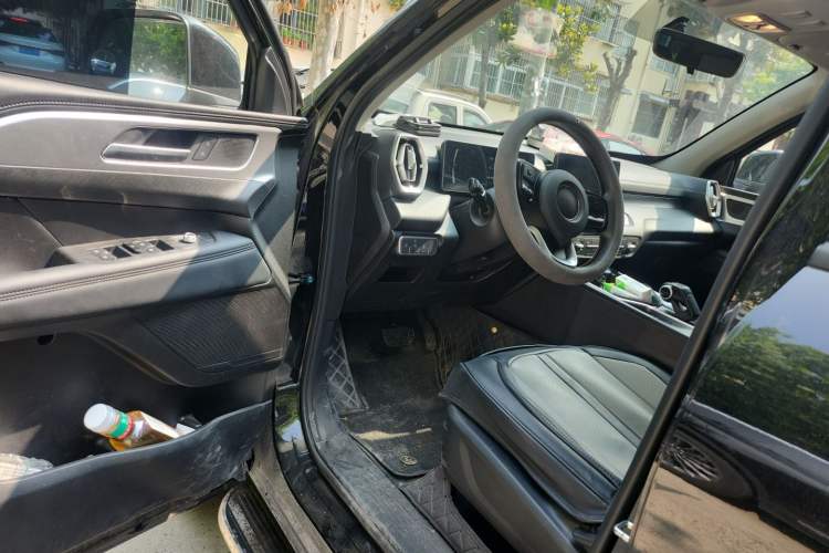 Used Great Wall King Kong Poer 2024 2.0T Automatic 8AT Gasoline Two-Wheel-Drive Elite Version with Flat Bed Interior 3