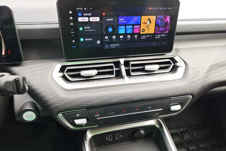 Used Great Wall King Kong Poer 2024 2.0T Automatic 8AT Diesel Two-Wheel-Drive Navigation Edition Flatbed Audio And AC Panel