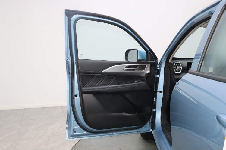 Used Great Wall King Kong Poer 2024 2.0T Automatic 8AT Diesel Two-Wheel-Drive Navigation Edition Flatbed Interior 1