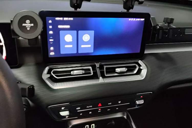 Used Great Wall King Kong Poer 2024 2.0T Automatic 8AT Gasoline Four-Wheel Drive Navigation Version – Flat Bed Audio And AC Panel