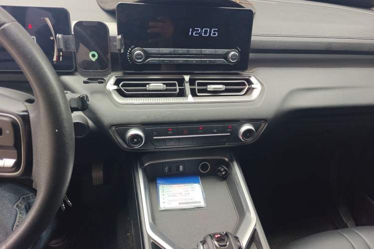 Used Great Wall King Kong Poer 2024 2.0T Automatic 8AT Diesel Two-Wheel-Drive Elite Flatbed Audio And AC Panel