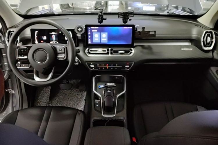 Used Great Wall King Kong Poer 2024 2.0T Automatic 8AT Gasoline Four-Wheel Drive Navigation Version – Flat Bed Center Console