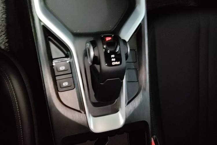 Used Great Wall King Kong Poer 2024 2.0T Automatic 8AT Gasoline Four-Wheel Drive Navigation Version – Flat Bed Gear Lever