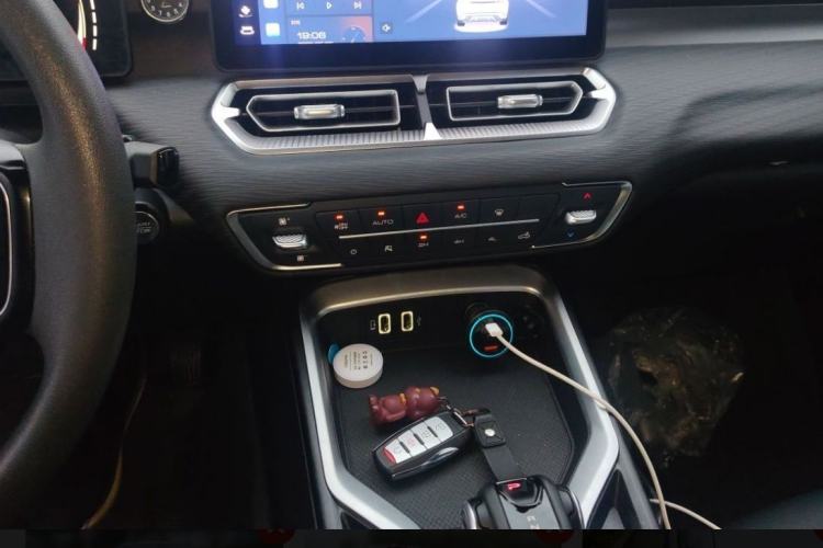 Used Great Wall King Kong Poer 2024 2.0T Automatic 8AT Gasoline Four-Wheel Drive Navigation Version – Flat Bed Interior 2