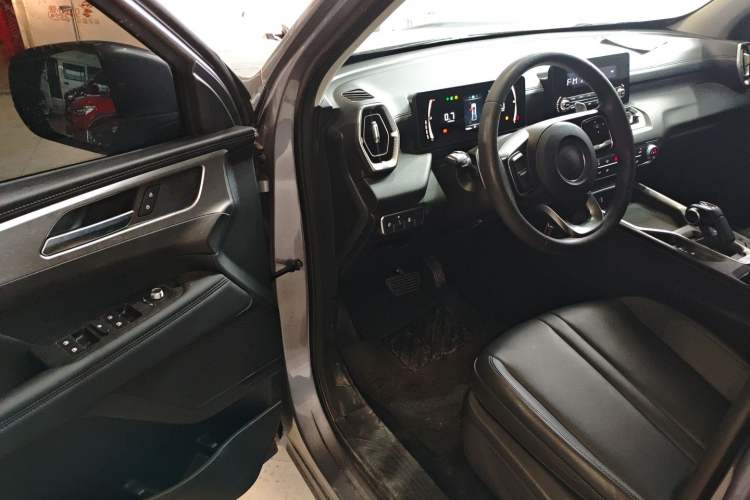 Used Great Wall King Kong Poer 2024 2.0T Automatic 8AT Gasoline Two-Wheel-Drive Elite Version with Flat Bed Interior 3