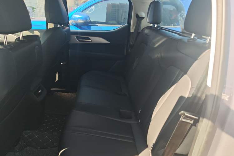 Used Great Wall King Kong Poer 2024 2.0T Automatic 8AT Diesel Two-Wheel-Drive Navigation Edition Flatbed Interior 4