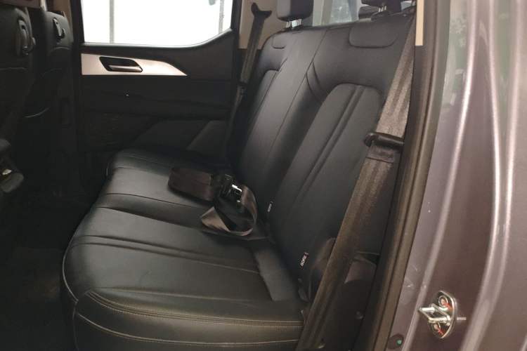 Used Great Wall King Kong Poer 2024 2.0T Automatic 8AT Gasoline Two-Wheel-Drive Elite Version with Flat Bed Interior 4