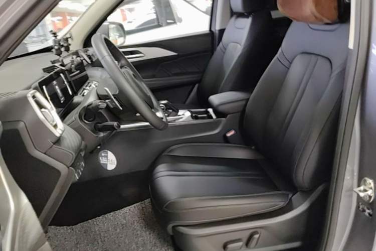 Used Great Wall King Kong Poer 2024 2.0T Automatic 8AT Gasoline Four-Wheel Drive Navigation Version – Flat Bed Left Front Seat