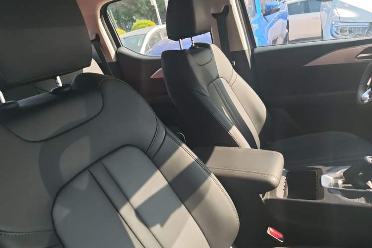 Used Great Wall King Kong Poer 2024 2.0T Automatic 8AT Diesel Two-Wheel-Drive Navigation Edition Flatbed Right Front Seat