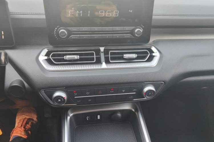 Used Great Wall King Kong Poer 2024 2.0T Automatic 8AT Diesel Two-Wheel-Drive Elite Flatbed Audio And AC Panel