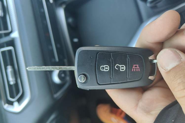 Used Great Wall King Kong Poer 2024 2.0T Automatic 8AT Diesel Two-Wheel-Drive Elite Flatbed Vehicle Key