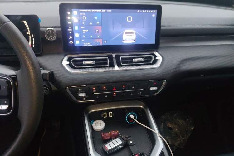 Used Great Wall King Kong Poer 2024 2.0T Automatic 8AT Gasoline Four-Wheel Drive Navigation Version – Flat Bed Audio And AC Panel