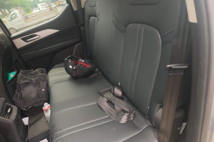 Used Great Wall King Kong Poer 2024 2.0T Automatic 8AT Diesel Two-Wheel-Drive Elite Flatbed Left Rear Seat