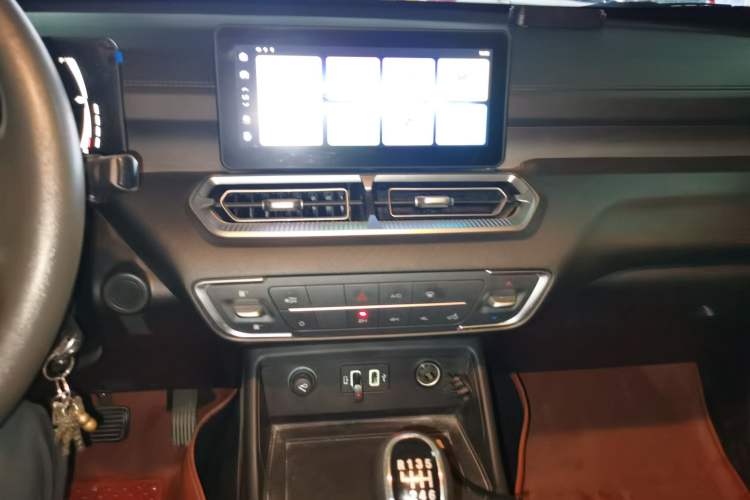Used Great Wall King Kong Poer 2024 2.0T Manual Diesel 4x4 Elite Long-Box Version Audio And AC Panel