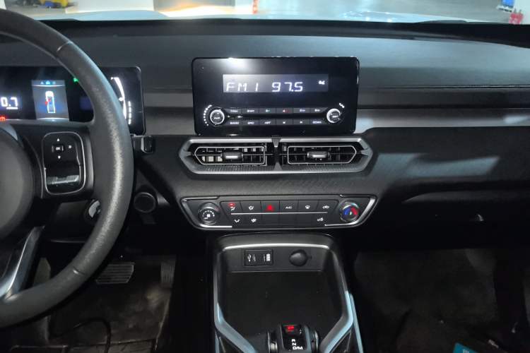Used Great Wall King Kong Poer 2024 2.0T Automatic 8AT Diesel Two-Wheel-Drive Elite Flatbed Audio And AC Panel