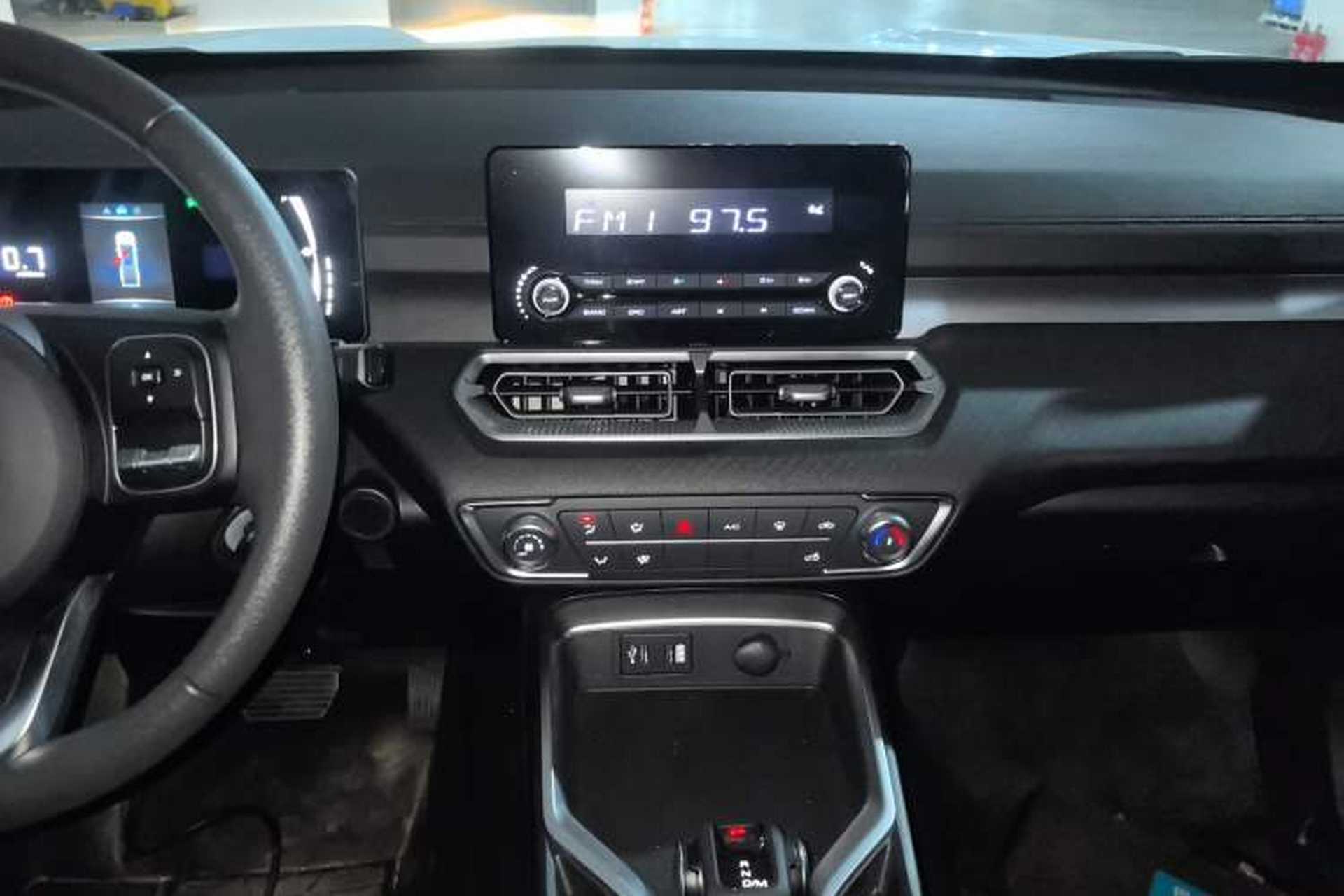 Used Great Wall King Kong Poer 2024 2.0T Automatic 8AT Diesel Two-Wheel-Drive Elite Flatbed Audio And AC Panel