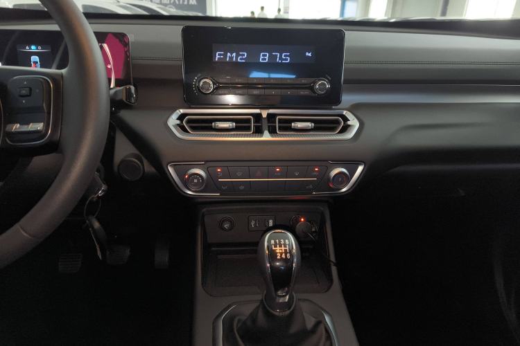 Used Great Wall King Kong Poer 2024 2.0T Manual Diesel Two-Wheel-Drive Base Edition Flatbed Audio And AC Panel