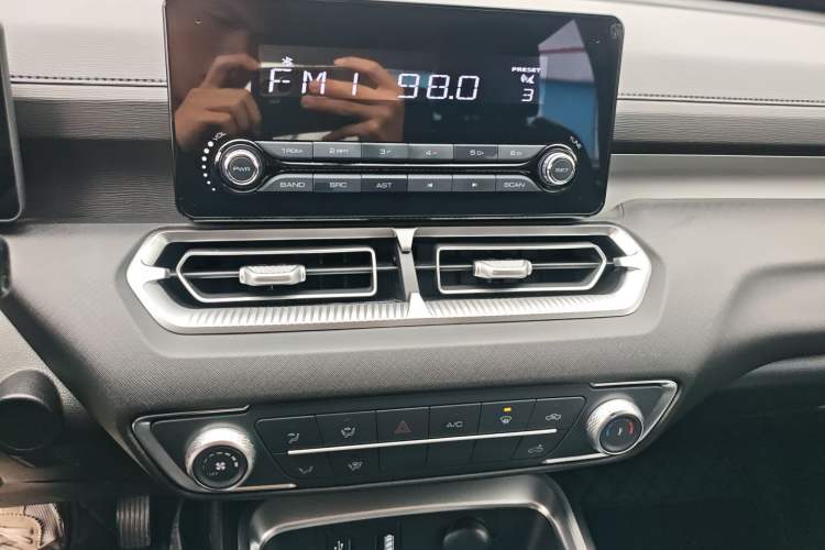 Used Great Wall King Kong Poer 2024 2.0T Automatic 8AT Diesel Two-Wheel-Drive Elite Flatbed Audio And AC Panel