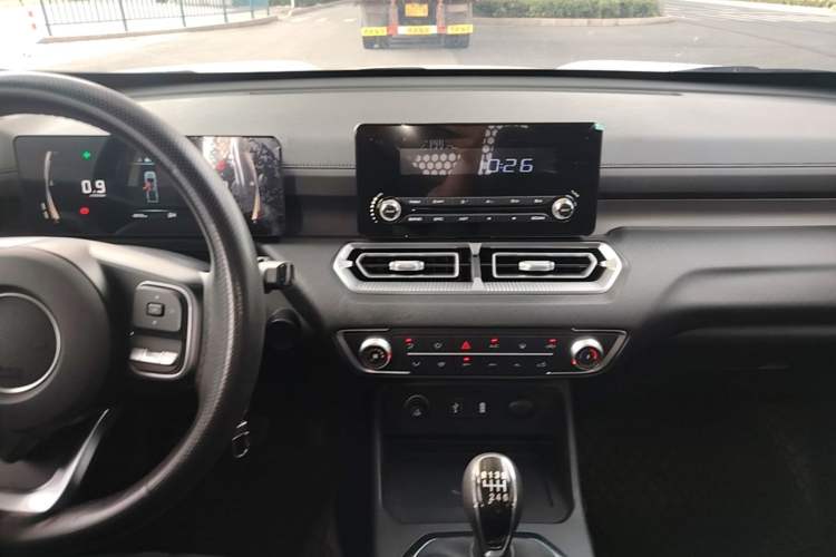 Used Great Wall King Kong Poer 2024 2.0T Manual Diesel 4x4 Base Edition Flatbed Audio And AC Panel