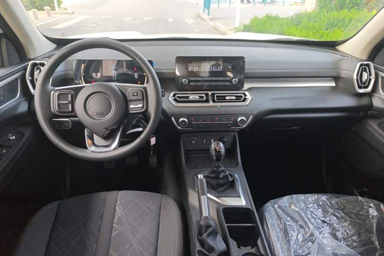 Used Great Wall King Kong Poer 2024 2.0T Manual Diesel Two-Wheel-Drive Base Edition Flatbed Center Console