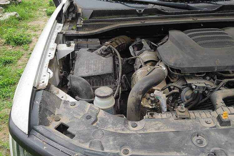 Used Great Wall King Kong Poer 2024 2.0T Automatic 8AT Diesel Two-Wheel-Drive Elite Flatbed Engine Bay Right
