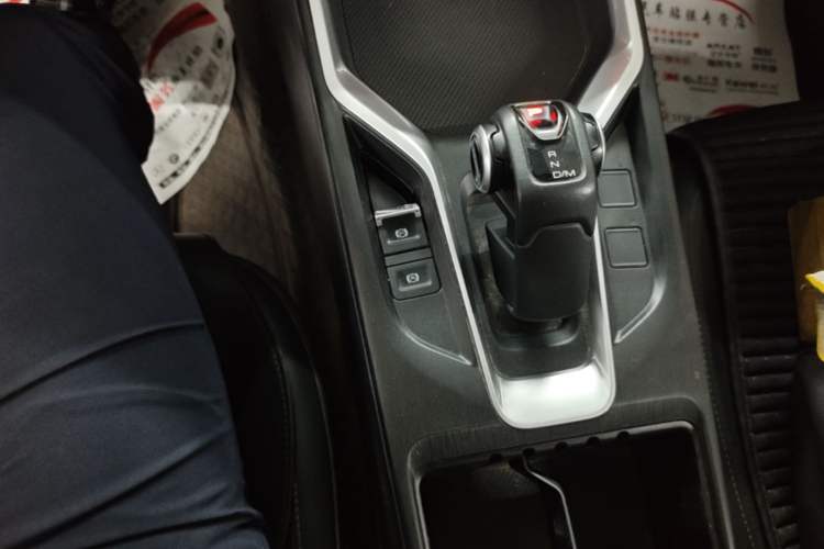 Used Great Wall King Kong Poer 2024 2.0T Automatic 8AT Diesel 4x4 Elite Flatbed Gear Lever
