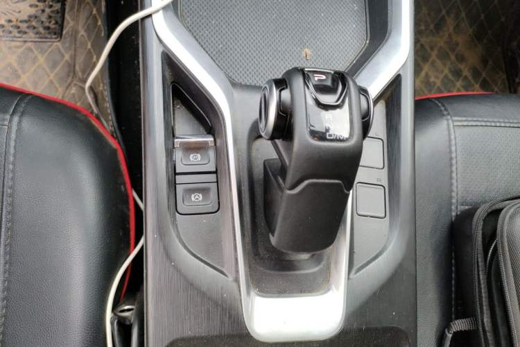 Used Great Wall King Kong Poer 2024 2.0T Automatic 8AT Diesel 4x4 Elite Flatbed Gear Lever